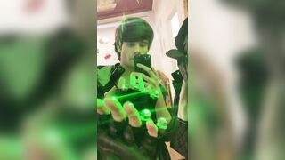 Возле зеркала лазерная рука