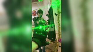 Возле зеркала лазерная рука
