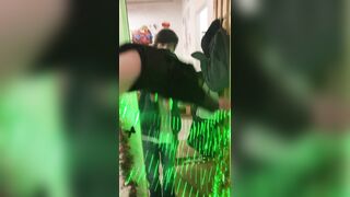Возле зеркала лазерная рука