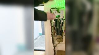Возле зеркала лазерная рука