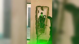 Возле зеркала лазерная рука
