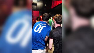 Ragazza si trova nello spogliatoio con three ragazzi, si fa scopare da loro! Aveva voglia di cazzi nuovi