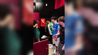 Ragazza si trova nello spogliatoio con three ragazzi, si fa scopare da loro! Aveva voglia di cazzi nuovi