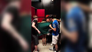 Ragazza si trova nello spogliatoio con three ragazzi, si fa scopare da loro! Aveva voglia di cazzi nuovi