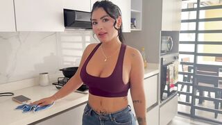 Me follo la chica del servicio mientras mi esposa no está