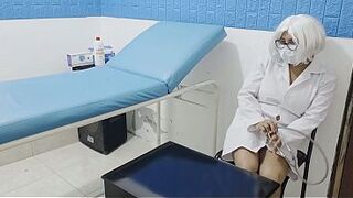 A aged nurse has sex with an stupid and shy patient. That guy merely wanted medical attention but ended up having sex with the mature nurse in the doctor's office.