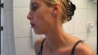 Golden-haired im Bad gefilmt schoene Rasur der Fotze