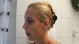 Golden-haired im Bad gefilmt schoene Rasur der Fotze