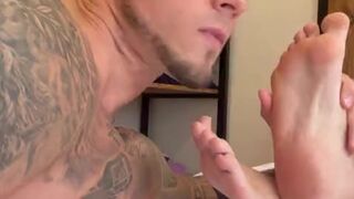 Me Come Mis Pequeños Y Sexys Pies Mientras Chateo Con Mi Novio
