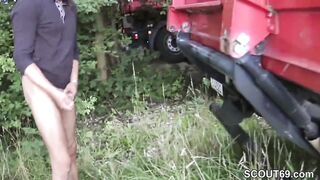 Geile Maus mit grossen Titten fickt Fremden auf Strasse