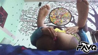 me quedo solo y me meto un vibrador anal hasta dejarme el culo dilatado