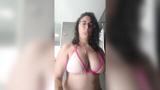 Masturbandome en la ducha del hotel a escondidas