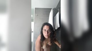 Masturbandome en la ducha del hotel a escondidas