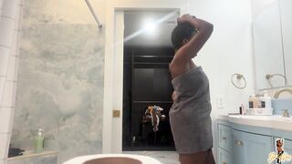 two Hawt Strumpets Eating Snatch in the Shower