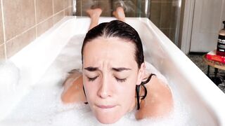 CHEEKYMZ CUTUE BRUNETTE HAIR CUMS IN THE BATHS