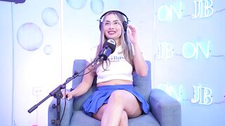 Rubia caliente de tetas pequeñas se moja por montones cabalgando un enorme pene en el podcast de Juan Bustos!
