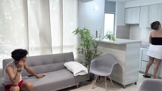 Madrastra esta por toda la casa desnuda solo para provocar a su hijastro y que este se la folle muy rico.
