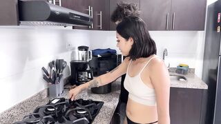 Hermanastra es follada duro en la cocina mientras no hay nadie en casa. EL MEJOR SEXO DE SUS VIDAS.