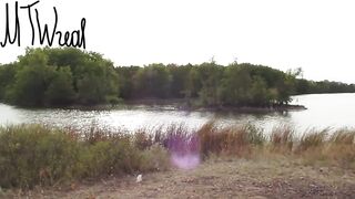 сексуальная мамочка гуляет голая на природе
