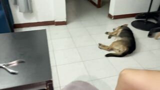 La mejor manera de llenar el coño de la amiga de tu esposa todos los días sin protección ella esta de compras
