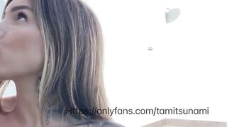 Porca italiana convince il giardiniere a tradire la sua ragazza con lei ( dialoghi italiani )
