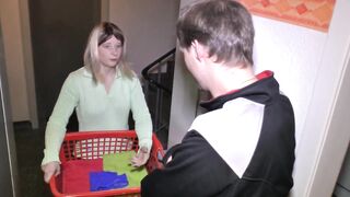 Er klaut der Jungen mother i'd like to fuck ihren Slide und Fickt sie dann Hard