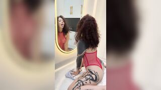 Tattooed booty widens wide during the time that licking mirror ?