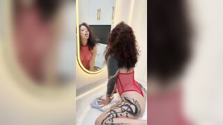Tattooed booty widens wide during the time that licking mirror ?