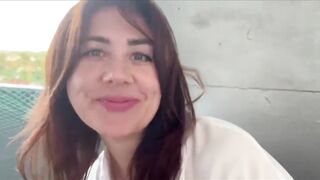 По дороге домой Юлия случайно встречает своего начальника.