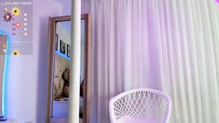 Redhead Otaku with Consummate Butt Seduces U Live