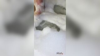 A wicked married woman celebrates her wedding anniversary by having sex with her coworker lover and sends the movie scene to her cuckolded spouse.
