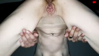 Ballbusting soft, et baise rapide sur le canapé. Vaginal, Anal, Creampi.