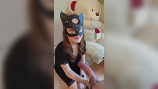 Молодая жена отсосала другу пока мужа нет дома и разрешила кончить на ножки