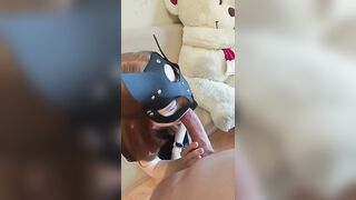 Молодая жена отсосала другу пока мужа нет дома и разрешила кончить на ножки