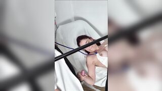 Ginecologista e enfermeiro fode paciente durante exame de rotina!