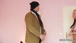Geile Stieftochter versucht sich als Hure und fickt rum