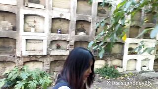 Colegiala folla en el cementerio muy duro
