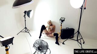 Hawt blond kinkly makes herself cum in dondage