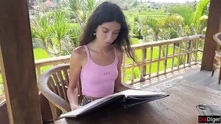 Cutie Asks Waiter to Cover Her Face with Cum in Public Cafe to Eat Burger