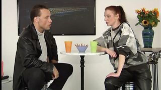 rothaarige steck sich das erste mal sextoy in die muschi