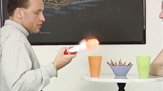rothaarige steck sich das erste mal sextoy in die muschi