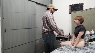Lección de garganta profunda a femboy con muslos grandes y culo jugoso