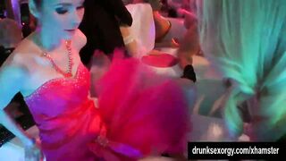 Bi club sweethearts lick twats and suck knobs