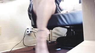 Double crossed legs bush flash