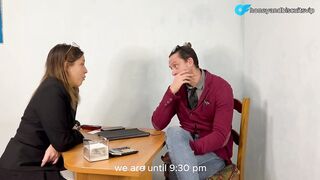 La manager troia vuole farsi scopare duro dal collega e tradisce il marito in ufficio