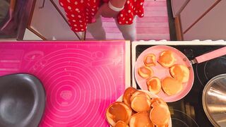 In the Kitchen, Pancakes.