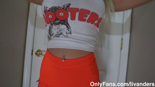 HOTTEST HOOTERS BIMBO WAITRESS