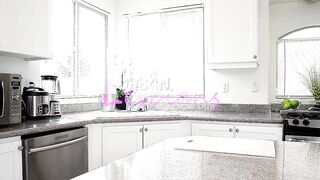 Face siting lesbians Orgasm's Ariella Ferrera & Nyomi Star