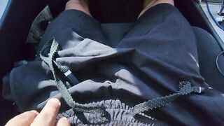 MUCHACHO CALIENTE SE MASTURBA EN EL COCHE.