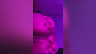пышная девушка в масле играет со своей киской и попкой